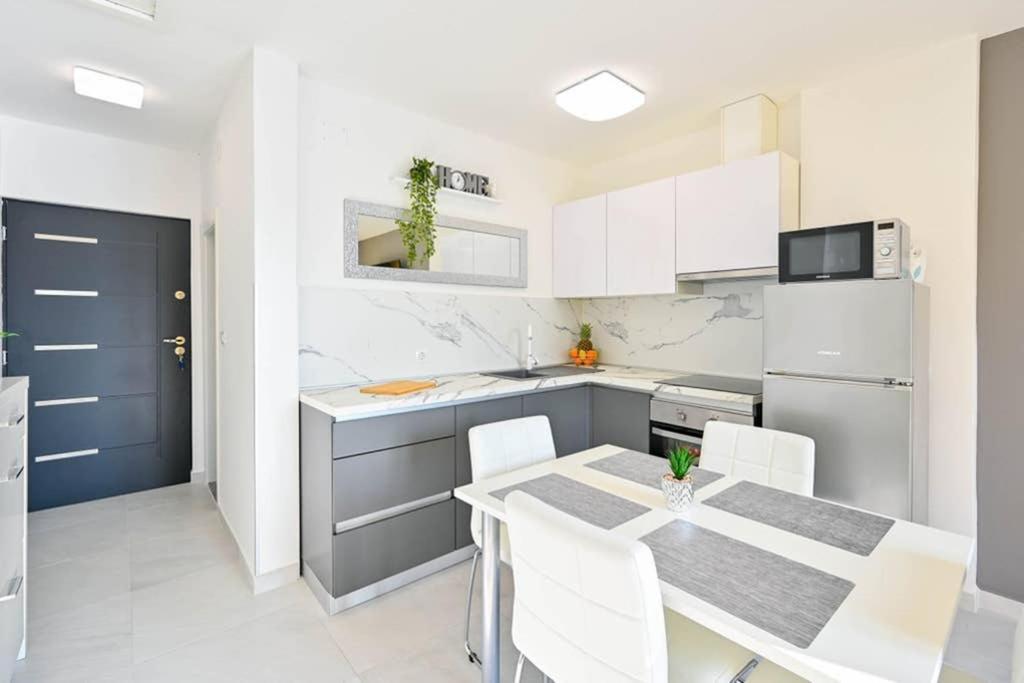 Apartment Noemi With A Direct Beach View Rabac Exterior foto